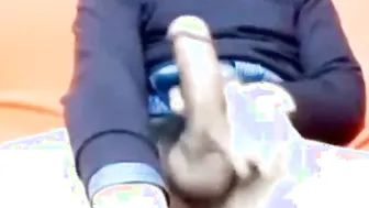Tío hetero italiano se masturba la polla grande y se corre en webcam