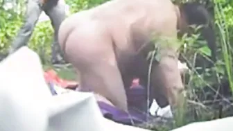 Homme mature baise sans capote un twink en plein air derrière une u...