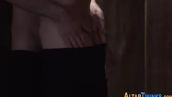 Monaguillo twink cabalga al cura a pelo y se corre fuerte