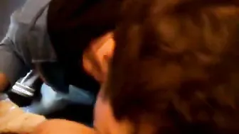 Outdoor-blowjob und schlucken im parkhaustreppenhaus