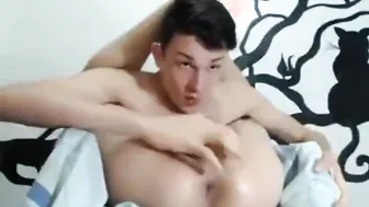 Le twink se fait plaisir avec une sucette pendant une masturbation ...