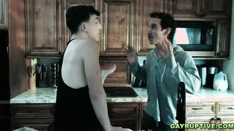 Junger twink leckt und fickt ohne kondom älteren mann in harter col...