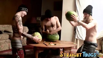 Tres twinks comparten una paja grupal y se corren