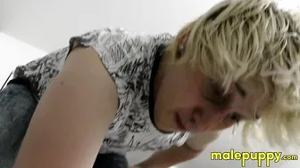 El rubio twink elis ataxxx aplasta hombres diminutos bajo sus zapat...