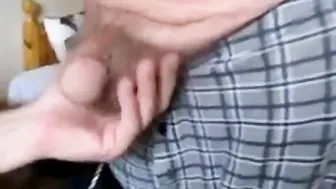 Un jeune minet fait une branlette à un daddy plus âgé en jeu amateur