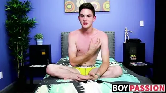 Entrevista en solitario de un twink y masturbación con juego anal y...