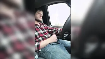 Amador twink bate punheta dirigindo ao ar livre