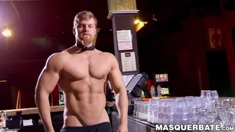 Atleta musculoso tira a roupa e bate punheta com seu pau grande atr...