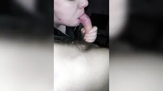 Casal de twinks magro e gordinho faz boquete sem camisinha