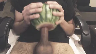 Amateur asiático folla una sandía y se masturba