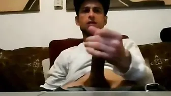 Muskulöser amateur wichst seinen großen schwanz vor der webcam bis ...