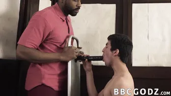 Twink chupa pica preta antes de foda interracial sem camisinha
