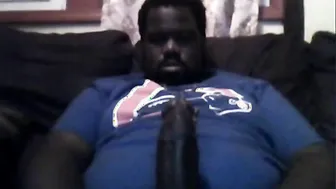 Amateur negro grueso se masturba la polla grande hasta correrse