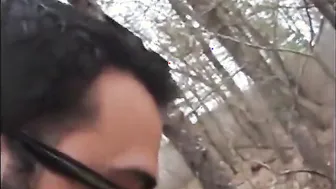 Dos osos peludos follan a pelo analmente en el bosque