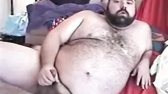 Papá oso peludo se masturba y se corre en webcam