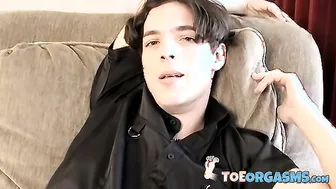 Twink magrinho massageia os pés e bate uma punheta gostosa