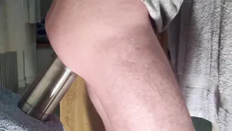 Twink estende seu cu com um grande consolo de aço em sessão anal am...