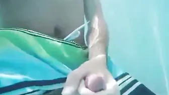 Twink se masturba y se corre en piscina pública
