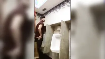 Orgía sin condón en el baño con twinks amateur