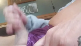 Papá maduro noruego se masturba su gruesa polla en solitario