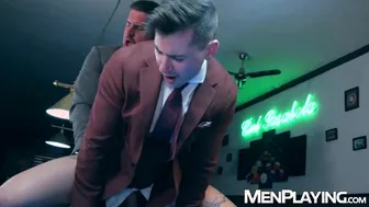O chefe da máfia david cork faz lukas daken chupar e montar seu pau...