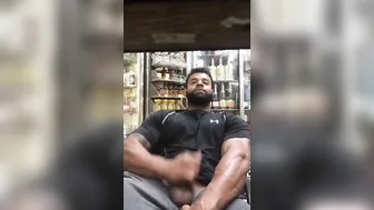 Jovem negro amador masturba seu pau grande lá fora