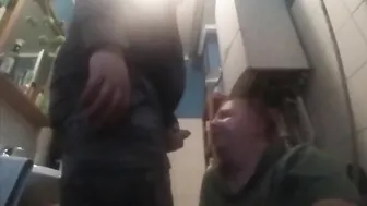 مص قضيب شاذ هاوٍ يؤدي إلى نيك بدون واقي