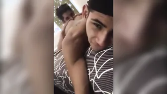 Twink jovem é lambido no cu enquanto filma vídeo amador
