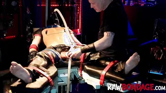Devin franco adora los pies y deepthroat en una sesión de bondage s...