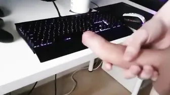 Sexy jovenzinho masturba grande pau não circuncidado na webcam