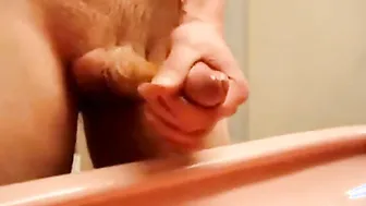 Homem se masturba com óleo e goteia m...