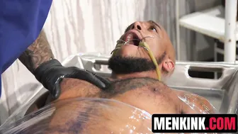 Médico musculoso domina submisso peludo com anal brutal e bondage