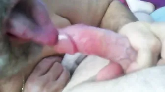 Papai urso faz boquete amador e faz ele gozar