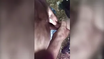 Twinks amateurs frotando pollas en el bosque
