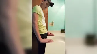 拉丁猛男在浴室用大鸡巴自慰