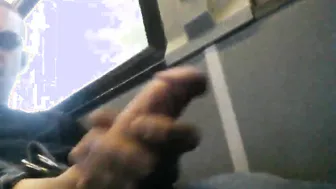 Twink de pau grande masturba-se em ônibus público