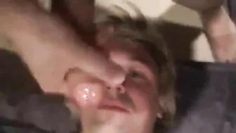 业余 twink 吸吮大鸡巴并接受面部射精