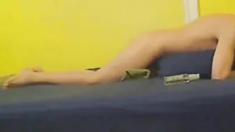Bär fickt kissen mit fleshlight und spritzt hart ab