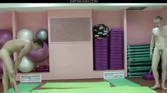 Muscleux branle un jeune mec en hd