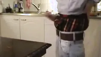 شاب نحيف بسروال مترهل يستمني ويقذف على الطاولة
