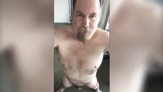 Papai urso peludo expõe seu corpo nu frente e verso na webcam