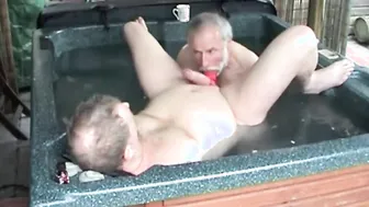 Papai e twink foda anal na jacuzzi
