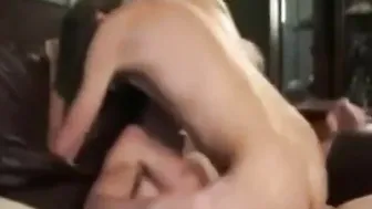 Papá folla a pelo a un joven en una follada amateur de viejo y joven