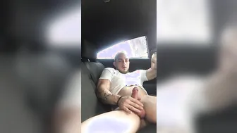Twink masturba seu pau grande em um carro