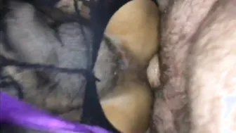 Crossdresser amador é fodido sem camisinha forte em sessão anal