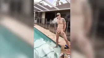 肌肉猛男在泳池边抽烟自慰