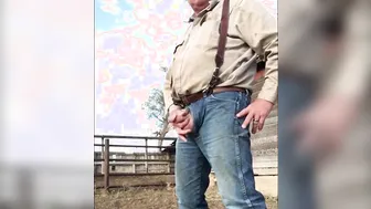 Papai urso peludo se masturba e urina no campo