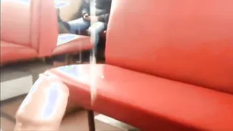 Joven delgado se masturba y dispara una gran carga de semen en tren...