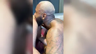 O papai latino miguelb chupa pau grande preto em cena interracial a...