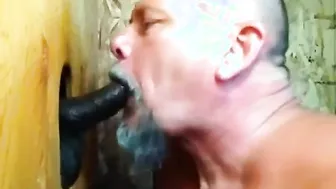 Chico curioso chupa gran polla negra en glory hole
